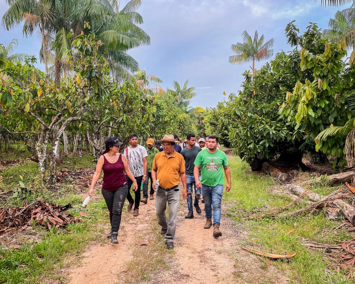 Lívia Navegantes en visite d'une agroforêt, chez des paysans qui cultivent du cacao et de l'açai © Ianca Moreira, Refloramaz
